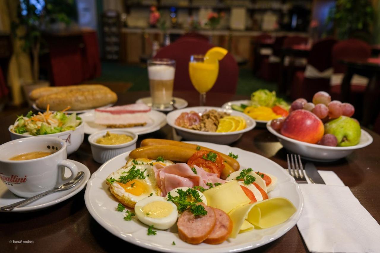 Hotel Tommy Wellness & Spa Náchod Екстериор снимка