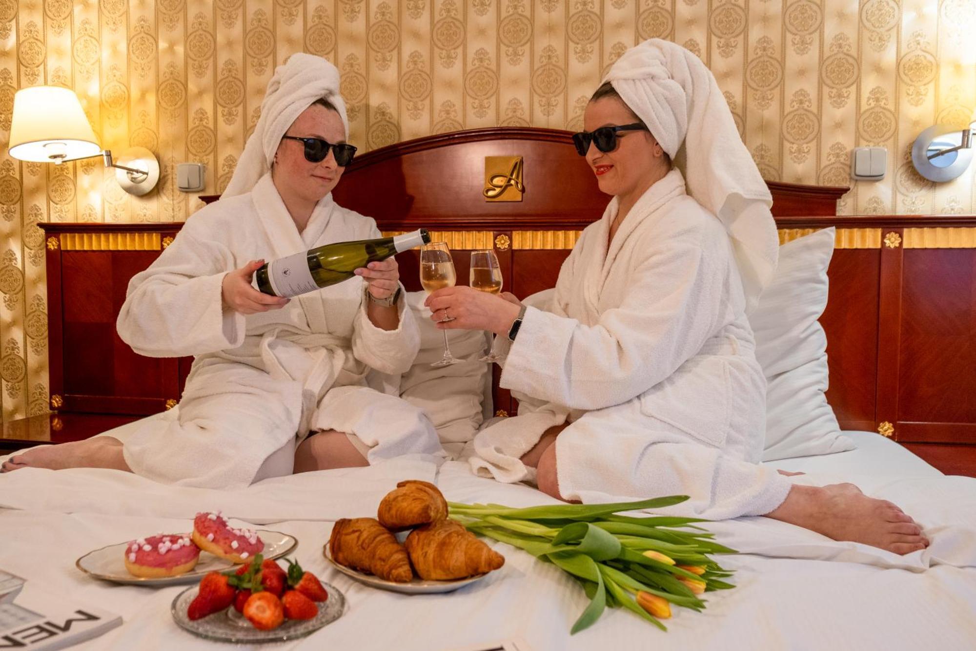 Hotel Tommy Wellness & Spa Náchod Екстериор снимка