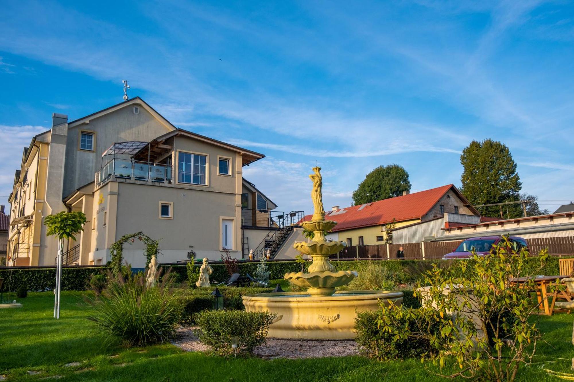 Hotel Tommy Wellness & Spa Náchod Екстериор снимка